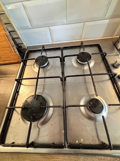 Gas hob and pan supports before cleaning