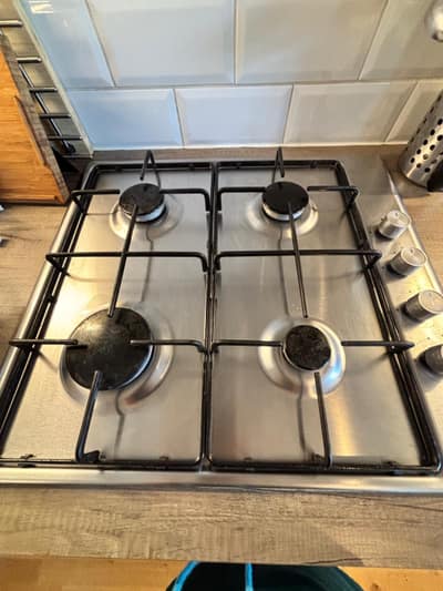 Gas hob and pan supports after cleaning